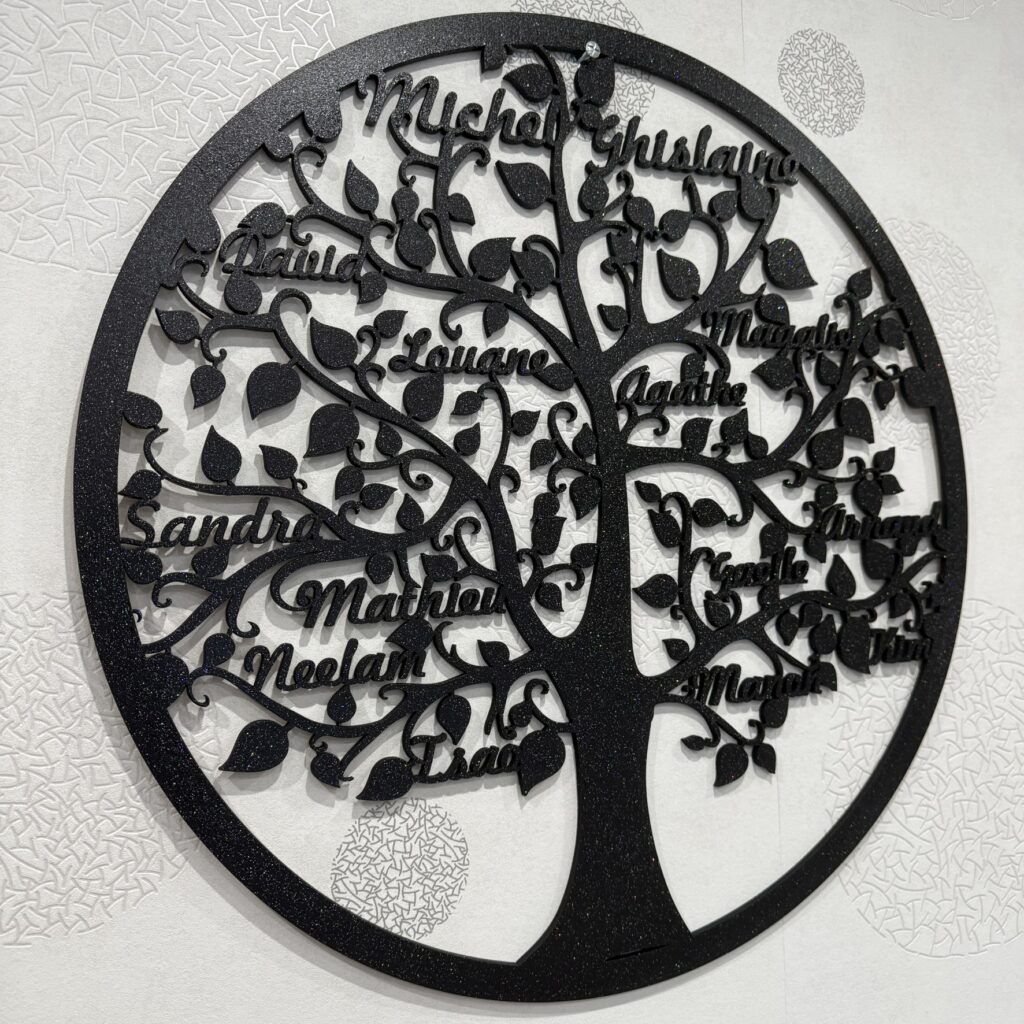 Décoration murale arbre de vie en contreplaqué noir holographique personnalisée avec 14 prénoms, fabriquée en France par LaserEnFolie